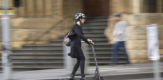 Monopattini e nuovo decreto: assicurazione, casco e indicatori di svolta obbligatori