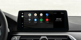 Android Auto, un problemone per gli utenti riguarda WhatsApp Negli ultimi anni, lo sviluppo del software Android Auto per le autovetture ha registrato una crescita notevole, portando con sé sia progressi significativi che alcuni problemi che gli utenti si trovano ad affrontare. Questa volta, la problematica coinvolge WhatsApp e le chiamate all'interno di Android Auto. Android Auto: Problemi con WhatsApp - Intermittenza nelle Chiamate Nonostante i numerosi vantaggi derivanti dall'integrazione di WhatsApp su Android Auto, attualmente si stanno manifestando gravi problemi, in particolare con le chiamate. Secondo quanto riportato, questo bug era già emerso in altre circostanze nel mese di luglio, ma sembrava essere stato risolto definitivamente. Purtroppo, si è diffuso nuovamente. Gli utenti stanno riscontrando un problema serio: le chiamate avviate tramite WhatsApp su Android Auto nella propria auto si interrompono dopo circa un minuto senza alcuna autorizzazione. Attualmente, il problema sembra non riguardare le chiamate in arrivo. Diverse segnalazioni online indicano un aumento della frequenza del problema dopo gli ultimi aggiornamenti. La causa di questo inconveniente non è ancora chiara, poiché sembra manifestarsi indipendentemente dal tipo di smartphone o auto utilizzati. Gli utenti hanno effettuato vari tentativi per risolvere il problema, come lo svuotamento della cache e la cancellazione dei dati di Android Auto. Secondo alcuni membri della community, il team di sviluppo sta già lavorando per individuare le cause del problema. Al momento, resta da vedere come verrà affrontato e risolto questo bug che sta causando interruzioni nelle chiamate WhatsApp su Android Auto, con gli utenti in attesa di soluzioni pratiche.