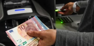 Sarà presto possibile prelevare contanti nei negozi e dal tabaccaio Prelievo contanti