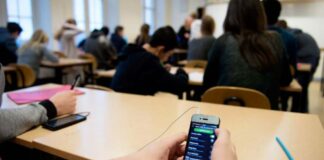 Scuola: addio agli smartphone in classe da quest’anno Scuola: addio agli smartphone in classe da quest'anno