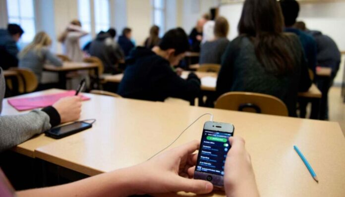 Scuola: addio agli smartphone in classe da quest'anno