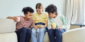 Social aboliti in Australia per i minori di 16 anni