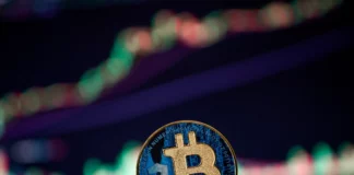 Bitcoin arriva a 100.000 dollari: record superato