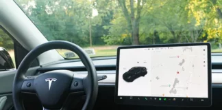 Tesla offre lavoro con stipendi fino a 256mila euro all’anno