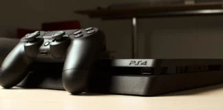PS4: Sony ha ufficialmente bloccato la produzione in Giappone Dopo oltre un decennio, Sony ha deciso di dire addio a PlayStation 4. L’annuncio arriva dal Giappone, ma tutto lascia pensare che presto lo stesso accadrà anche nel resto del mondo. Del resto, il passaggio di testimone era nell’aria da tempo, soprattutto dopo l’arrivo di PS5 Pro, già disponibile da qualche mese. Nonostante il supporto software per PS4 non si interromperà all’istante – l’ultimo aggiornamento è stato distribuito solo pochi giorni fa – la produzione di nuovi modelli è ormai giunta al capolinea. Si tratta di una scelta naturale, che permetterà a Sony di concentrarsi completamente sull’attuale generazione. Più di dieci anni di successi Lanciata nel novembre 2013, PS4 è stata una delle console più amate di sempre. Con oltre 117 milioni di unità vendute, ha segnato un’intera generazione di videogiocatori. Il salto rispetto alla precedente PS3 è stato netto: fin da subito ha convinto il pubblico, grazie a un ecosistema solido, giochi di altissimo livello e un controller – il DualShock 4 – che ha saputo innovare senza tradire le radici. Tra i titoli che hanno contribuito al suo successo, è impossibile non citare capolavori come The Last of Us Remastered, Uncharted 4, Bloodborne, Spider-Man o l’intramontabile GTA V, che proprio su PS4 ha trovato nuova vita. Cosa succede ora Anche se la fine della produzione è ufficiale solo in Giappone, è molto probabile che a breve venga annunciata anche a livello globale. Per i possessori della console, però, non cambia tutto da un giorno all’altro: gli aggiornamenti software continueranno ad arrivare ancora per un po’ e molti giochi multipiattaforma saranno disponibili anche per PS4, almeno per i prossimi mesi. La chiusura della produzione segna comunque un passaggio simbolico importante: si chiude una delle pagine più brillanti della storia PlayStation. Un addio carico di nostalgia, ma anche di gratitudine per una console che ha saputo accompagnare milioni di persone in un viaggio videoludico ricco di emozioni.