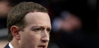 Meta, CEO di Instagram contro Mark Zuckerberg: l’accusa è gravissima Durante una lunga testimonianza nel processo intentato dalla Federal Trade Commission per costringere Meta a scorporare Instagram e WhatsApp, Kevin Systrom, co-fondatore della popolare app fotografica, ha lanciato pesanti accuse nei confronti di Mark Zuckerberg. Secondo quanto emerso in aula, il CEO di Meta avrebbe limitato deliberatamente la crescita di Instagram per proteggere l’engagement di Facebook. Un racconto carico di tensione Systrom, sul banco dei testimoni per circa sei ore, ha raccontato di come, nel corso degli anni successivi all'acquisizione da parte di Meta, Instagram sia stata penalizzata nelle risorse e ostacolata nelle decisioni strategiche. Le sue parole dipingono Zuckerberg come un leader geloso e tirchio, che non avrebbe permesso a Instagram di esprimere il suo pieno potenziale per evitare la concorrenza interna con Facebook. Il co-fondatore ha anche ricordato le tensioni con l’azienda madre che lo hanno spinto, insieme a Mike Krieger, altro co-fondatore, a dimettersi nel 2018. Entrambi erano sempre più frustrati dalle interferenze di Zuckerberg nella gestione quotidiana della piattaforma. Instagram sarebbe potuta crescere da sola? Uno dei passaggi più significativi della deposizione è legato alla convinzione di Systrom che, anche senza l’acquisizione da parte di Meta, Instagram avrebbe comunque avuto successo. Questa dichiarazione contraddice apertamente quanto sostenuto dallo stesso Zuckerberg pochi giorni prima, secondo cui Instagram non sarebbe mai diventata un colosso dei social senza il supporto di Facebook. A supporto della tesi di Systrom, è stato mostrato in aula un grafico interno del 2018: i dati rivelavano come le funzionalità di integrazione tra Instagram e Facebook (notifiche incrociate, cross-posting ecc.) abbiano favorito la crescita di Instagram, mentre l’impatto su Facebook è stato neutro. Le dichiarazioni del co-fondatore sembrano rafforzare l’idea, sostenuta dalla FTC, che Meta abbia agito in modo anticoncorrenziale. E che, forse, Instagram avrebbe potuto percorrere una strada molto diversa se fosse rimasta indipendente.
