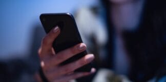 Cyberattacchi, l’Italia tra i Paesi più colpiti al mondo: cresce la minaccia digitale In occasione del World Password Day, celebrato ogni primo giovedì di maggio, Microsoft ha annunciato un importante cambiamento nel modo in cui gli utenti accedono ai propri account. A partire da oggi, chi crea un nuovo account Microsoft non dovrà più impostare una password tradizionale, ma potrà autenticarsi direttamente utilizzando passkey, notifiche push su dispositivi associati o chiavi di sicurezza fisiche. Verso un futuro senza password Questa novità non arriva all’improvviso. Da tempo Microsoft lavora a un sistema di accesso più sicuro, fluido e moderno, che superi i limiti delle credenziali classiche. Il passaggio odierno rappresenta la naturale evoluzione del lavoro già avviato con la recente interfaccia di login rinnovata, che ha rivisto le priorità grafiche e funzionali per dare maggiore risalto proprio ai metodi alternativi di autenticazione. Anche per chi ha già un account Il cambiamento riguarda in prima battuta i nuovi account Microsoft, ma chi possiede già un profilo attivo può comunque disattivare la password dalle impostazioni di sicurezza e attivare l'accesso tramite passkey. Microsoft ha chiarito che questa opzione è disponibile da tempo e continua a essere fortemente consigliata, soprattutto per proteggere al meglio l'identità digitale e ridurre il rischio di furti di credenziali. Oltre 1 milione di passkey al giorno Secondo i dati condivisi dall’azienda, l’adozione delle passkey è in forte crescita. Solo nell’ultimo periodo si sono superati i 1.000.000 di accessi al giorno tramite passkey, a conferma di una tendenza che vede gli utenti sempre più favorevoli a sistemi più semplici e sicuri. L'autenticazione senza password, infatti, riduce l’esposizione agli attacchi phishing, rende più difficile il furto delle credenziali e semplifica il login su più dispositivi. Un cambiamento culturale Microsoft non è l’unica realtà a puntare su questo tipo di innovazioni: anche Apple, Google e altre grandi aziende tecnologiche stanno progressivamente abbandonando le password in favore di alternative basate su biometria o chiavi crittografiche. L’obiettivo condiviso è lo stesso: costruire un ecosistema digitale più sicuro per tutti, in cui la password diventi un ricordo del passato.