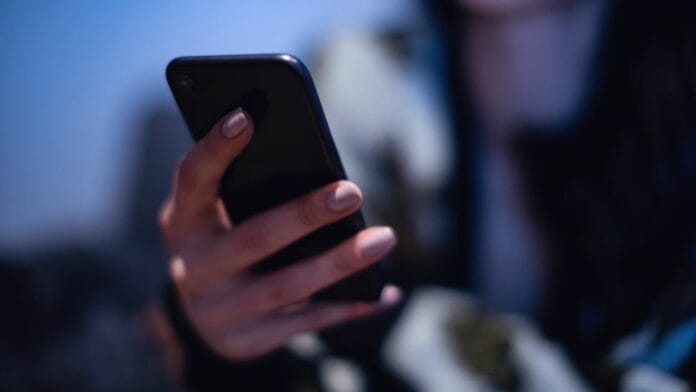In occasione del World Password Day, celebrato ogni primo giovedì di maggio, Microsoft ha annunciato un importante cambiamento nel modo in cui gli utenti accedono ai propri account. A partire da oggi, chi crea un nuovo account Microsoft non dovrà più impostare una password tradizionale, ma potrà autenticarsi direttamente utilizzando passkey, notifiche push su dispositivi associati o chiavi di sicurezza fisiche. Verso un futuro senza password Questa novità non arriva all’improvviso. Da tempo Microsoft lavora a un sistema di accesso più sicuro, fluido e moderno, che superi i limiti delle credenziali classiche. Il passaggio odierno rappresenta la naturale evoluzione del lavoro già avviato con la recente interfaccia di login rinnovata, che ha rivisto le priorità grafiche e funzionali per dare maggiore risalto proprio ai metodi alternativi di autenticazione. Anche per chi ha già un account Il cambiamento riguarda in prima battuta i nuovi account Microsoft, ma chi possiede già un profilo attivo può comunque disattivare la password dalle impostazioni di sicurezza e attivare l'accesso tramite passkey. Microsoft ha chiarito che questa opzione è disponibile da tempo e continua a essere fortemente consigliata, soprattutto per proteggere al meglio l'identità digitale e ridurre il rischio di furti di credenziali. Oltre 1 milione di passkey al giorno Secondo i dati condivisi dall’azienda, l’adozione delle passkey è in forte crescita. Solo nell’ultimo periodo si sono superati i 1.000.000 di accessi al giorno tramite passkey, a conferma di una tendenza che vede gli utenti sempre più favorevoli a sistemi più semplici e sicuri. L'autenticazione senza password, infatti, riduce l’esposizione agli attacchi phishing, rende più difficile il furto delle credenziali e semplifica il login su più dispositivi. Un cambiamento culturale Microsoft non è l’unica realtà a puntare su questo tipo di innovazioni: anche Apple, Google e altre grandi aziende tecnologiche stanno progressivamente abbandonando le password in favore di alternative basate su biometria o chiavi crittografiche. L’obiettivo condiviso è lo stesso: costruire un ecosistema digitale più sicuro per tutti, in cui la password diventi un ricordo del passato.