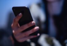 Sorveglianza digitale in India: l’app governativa preinstallata divide utenti e produttori