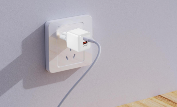 Quanto consuma il caricabatterie lasciato attaccato di notte?