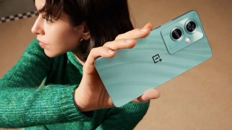 OnePlus ha recentemente confermato ufficialmente l'introduzione di una nuova gamma di smartphone, denominata **serie N**, destinata al mercato indiano. Questo annuncio segue settimane di speculazioni che suggerivano un imminente lancio di dispositivi budget. La serie N rappresenta un nuovo capitolo nella strategia di prodotto dell'azienda cinese e il suo rilascio è previsto a breve. ### Coincidenza temporale con i nuovi modelli L'annuncio giunge poco dopo la presentazione in Cina dei nuovi **Turbo 6X** e **Turbo 6X Pro**, dispositivi economici dotati di **processori MediaTek** e batterie di grande capacità. Questa coincidenza temporale suggerisce un'accelerazione di OnePlus nel segmento degli smartphone accessibili, tradizionalmente dominato da marchi come Xiaomi e Realme. ### Dettagli sul teaser ufficiale Un'immagine teaser pubblicata su X da OnePlus India mostra i profili laterali di uno smartphone disponibile in verde chiaro e nero, accompagnati dalla scritta "coming soon". Mentre i dettagli tecnici rimangono limitati, è emerso che uno dei modelli potrebbe essere chiamato **OnePlus N6**. Precedenti indiscrezioni indicano che la serie avrà un posizionamento sul mercato budget grazie a prezzi inferiori a **20.000 rupie** indiane, circa 208 dollari, consentendo a OnePlus di competere direttamente con Xiaomi, Realme e Samsung. ### Tempistica e strategia di lancio Si prevede che la serie N venga lanciata a luglio 2026, giustificando in parte il teaser appena diffuso. OnePlus sembra intenzionata a preparare adeguatamente il terreno per un annuncio più dettagliato in arrivo nelle prossime settimane. ### Incertezza sulla disponibilità globale Non è ancora chiaro se la serie N sarà disponibile esclusivamente in India o se verrà distribuita in altre regioni. L'India rappresenta un mercato chiave per OnePlus, caratterizzato da una forte domanda nel segmento degli smartphone economici. Nel frattempo, l'azienda continua a sviluppare dispositivi premium, con indiscrezioni che parlano di uno smartphone dotato di una batteria da **10.000 mAh** e processori di fascia alta, dimostrando una strategia di prodotto diversificata.