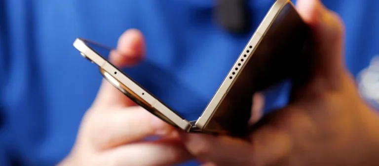 Oppo Find N7 potrebbe arrivare con batteria da 6.500 mAh, chip Snapdragon a 2 nm e nuovo design Wide Fold. Ecco le ultime indiscrezioni.