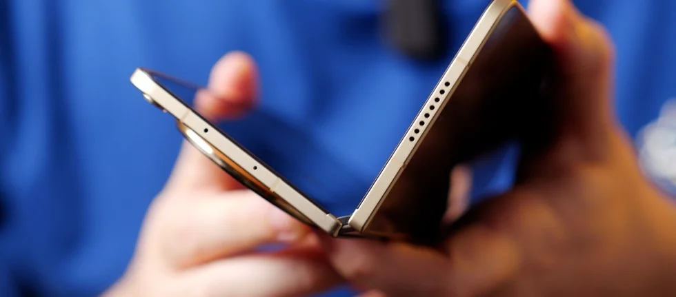 Oppo Find N7 potrebbe arrivare con batteria da 6.500 mAh, chip Snapdragon a 2 nm e nuovo design Wide Fold. Ecco le ultime indiscrezioni.