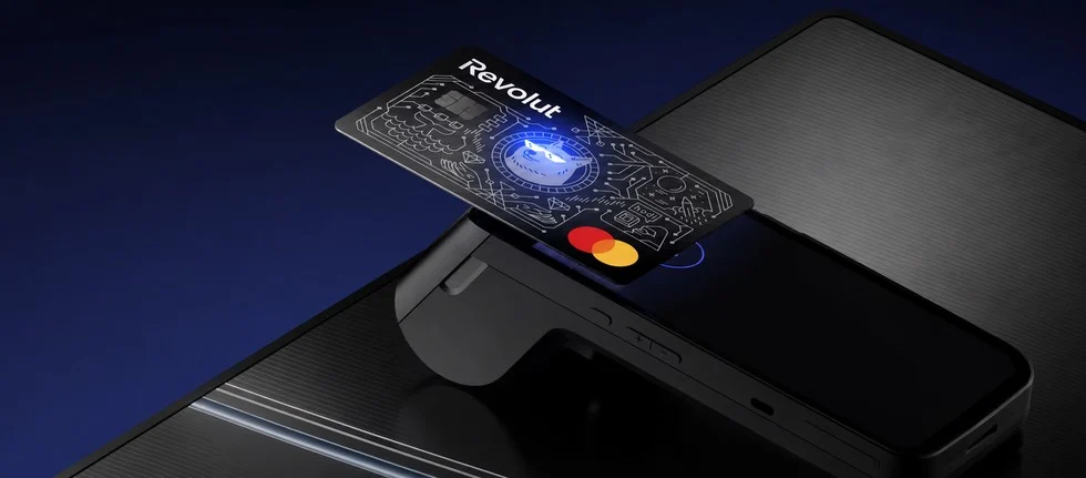Revolut presenta la LED Doge, la nuova carta crypto ispirata a Dogecoin che illumina gli occhi del cane durante i pagamenti contactless.