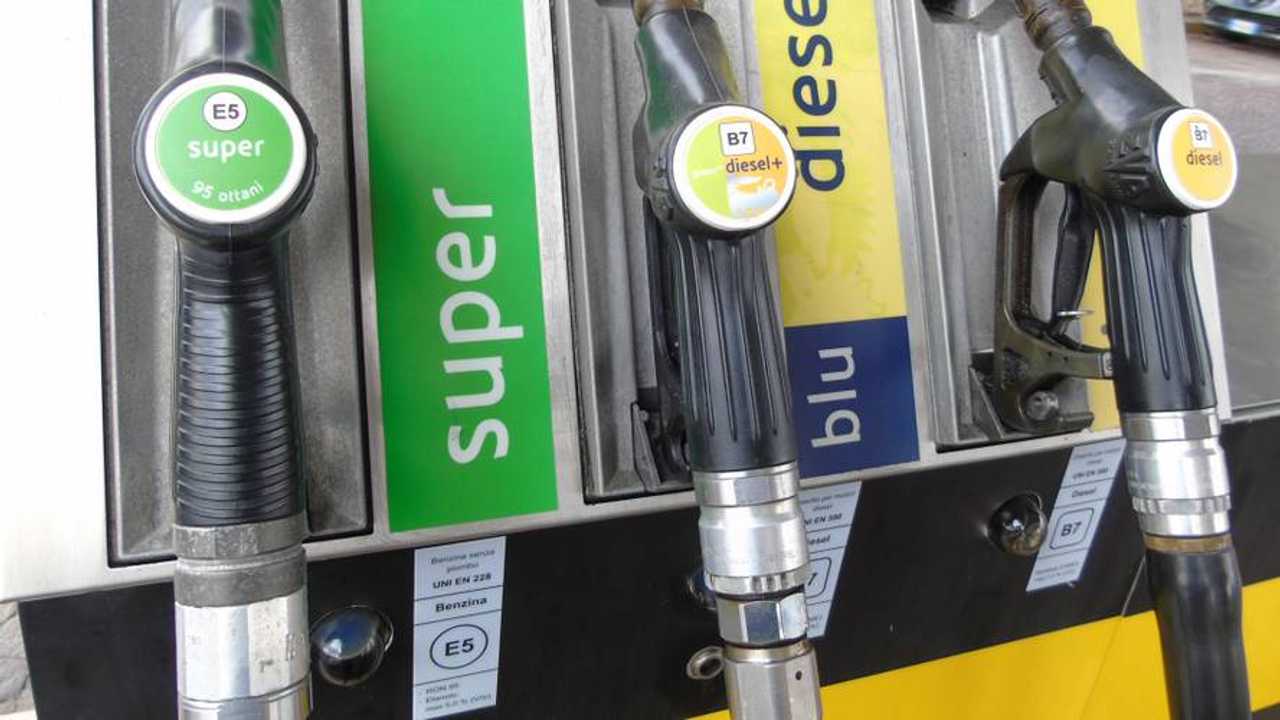 Prezzi di benzina e diesel ancora in aumento: il gasolio supera i 2 euro al litro e il costo di un pieno cresce fino a oltre 7 euro