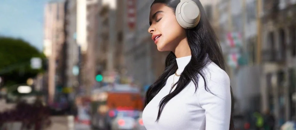 Sony potrebbe rilanciare le WH-1000XM4 con il nome WH-1000XM4C, mantenendo gran parte delle caratteristiche originali e un prezzo intorno ai 250 euro.