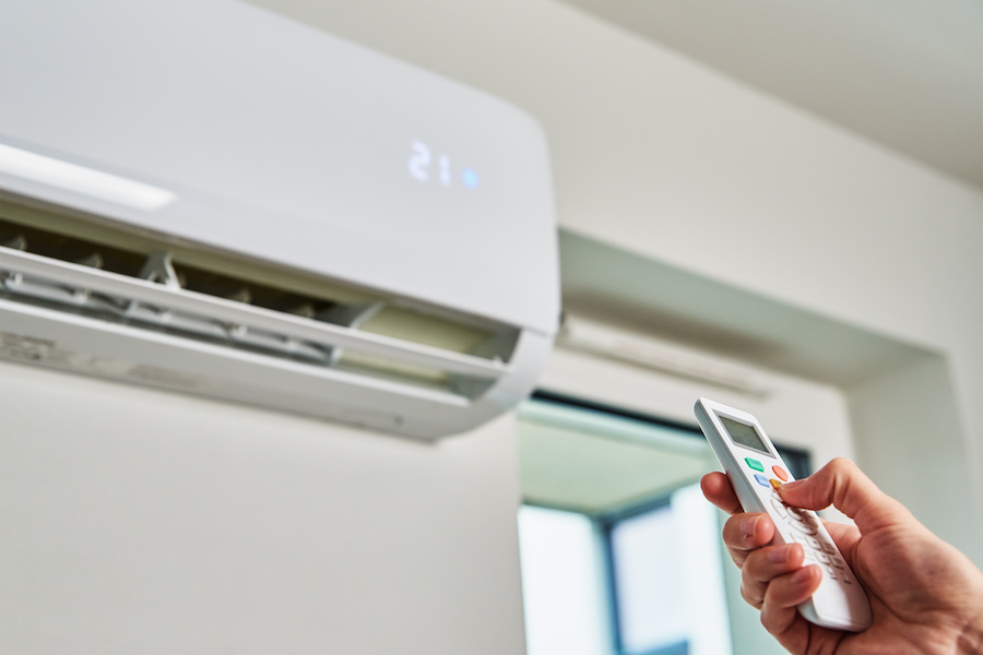 Un nuovo studio analizza quanto il condizionatore incida sulla bolletta, il confronto con il ventilatore e le previsioni sui consumi energetici entro il 2050.