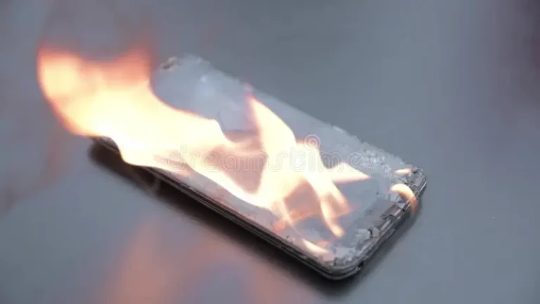 Scopri le cause delle esplosioni degli smartphone e come prevenirle, inclusi surriscaldamento e difetti di fabbricazione.