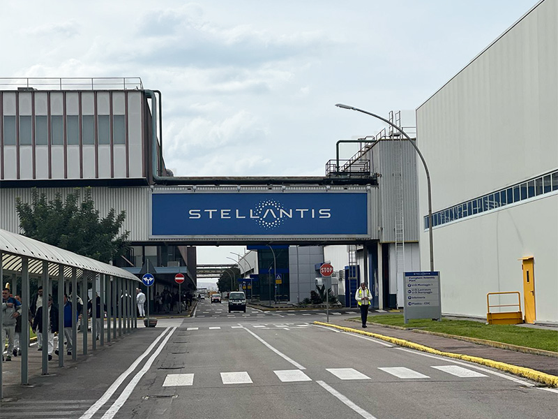 Stellantis richiama quasi 20.000 auto in Francia per un possibile difetto al servosterzo che potrebbe causare un corto circuito e, nei casi più gravi, un incendio.