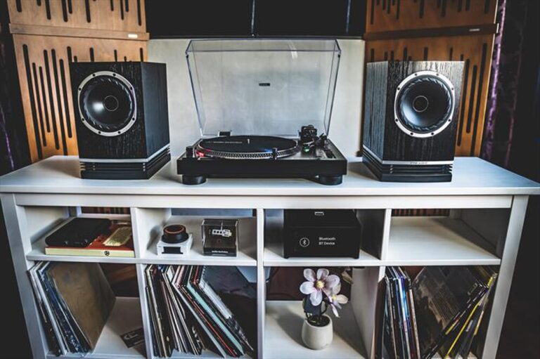 Scopri il giradischi Audio-Technica LP120xBTUSB a prezzo scontato. Con Bluetooth e USB, offre alta fedeltà e digitalizzazione dei vinili.