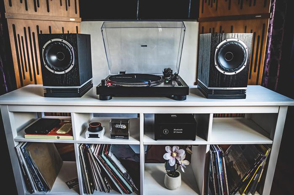 Scopri il giradischi Audio-Technica LP120xBTUSB a prezzo scontato. Con Bluetooth e USB, offre alta fedeltà e digitalizzazione dei vinili.